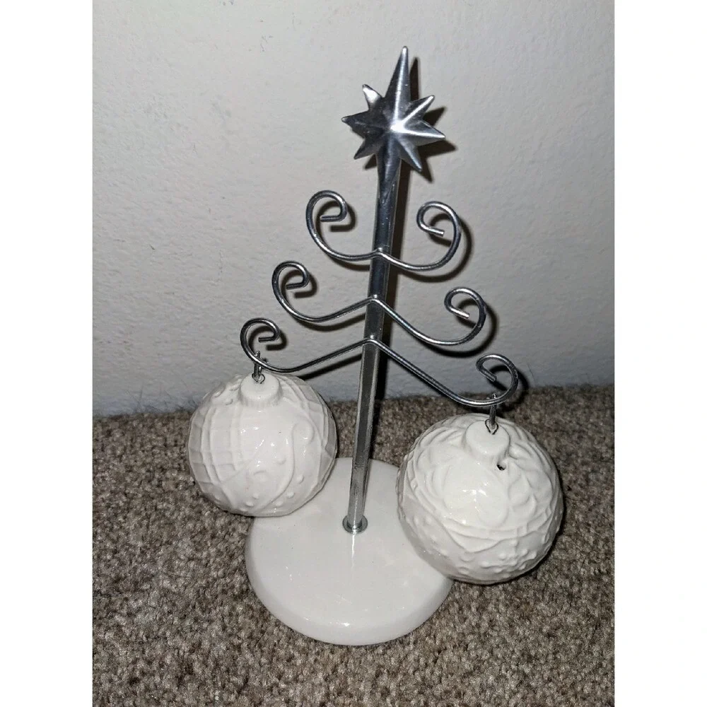 Cracker Barrel Christmas Ornament Salt & Pepper Shakers with Tree Stand‎